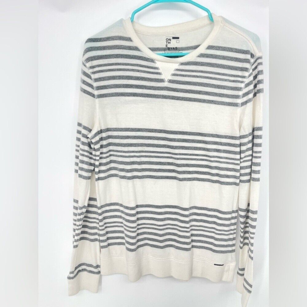 On the abyss small gray and white sweater‎